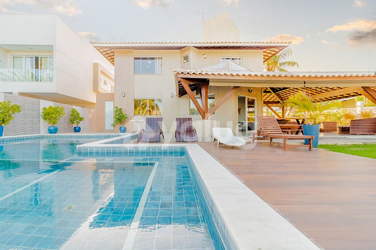 GB04 House with 7/4 Beachfront with Housekeeper Included