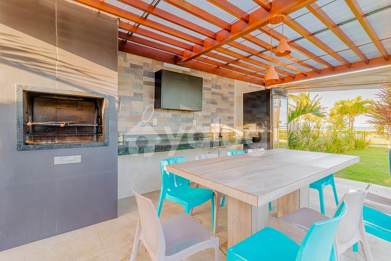 GB04 House with 7/4 Beachfront with Housekeeper Included