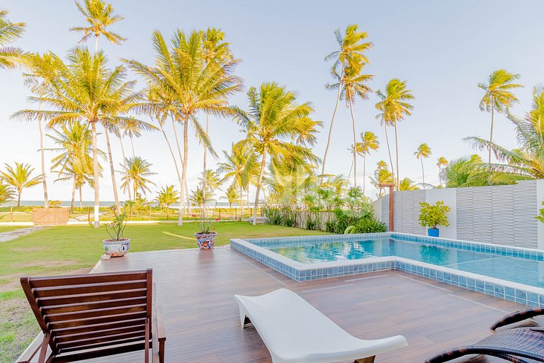 GB04 House with 7/4 Beachfront with Housekeeper Included