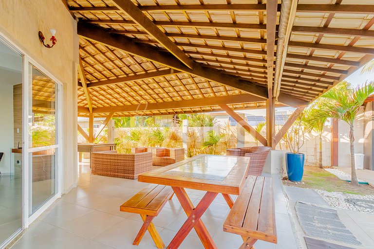 GB04 House with 7/4 Beachfront with Housekeeper Included