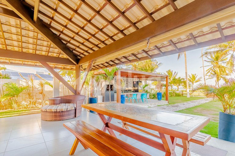 GB04 House with 7/4 Beachfront with Housekeeper Included