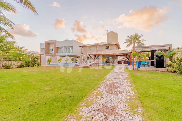 GB04 House with 7/4 Beachfront with Housekeeper Included
