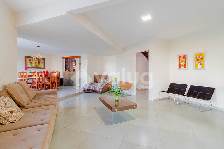 GB04 House with 7/4 Beachfront with Housekeeper Included