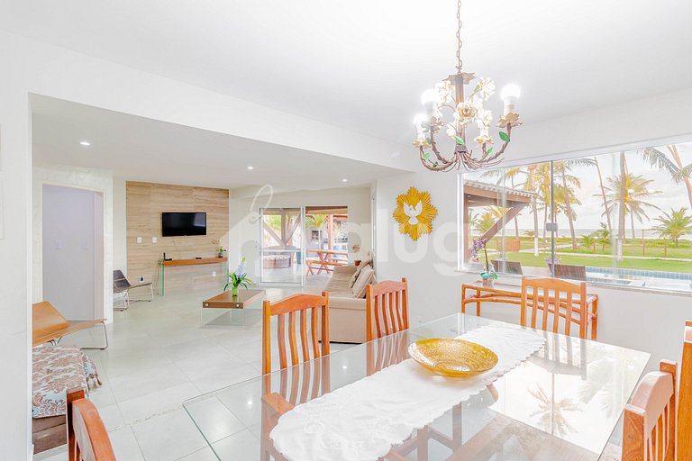GB04 House with 7/4 Beachfront with Housekeeper Included