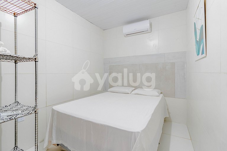 GB04 House with 7/4 Beachfront with Housekeeper Included