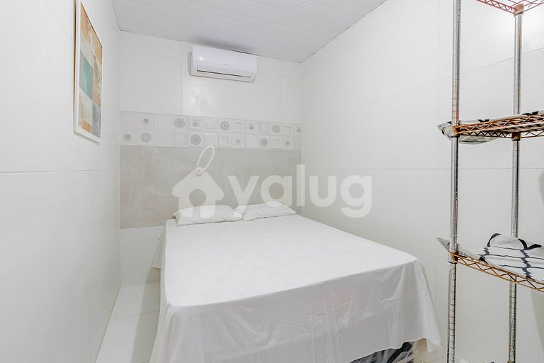 GB04 House with 7/4 Beachfront with Housekeeper Included