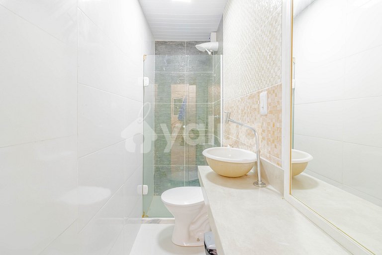 GB04 House with 7/4 Beachfront with Housekeeper Included