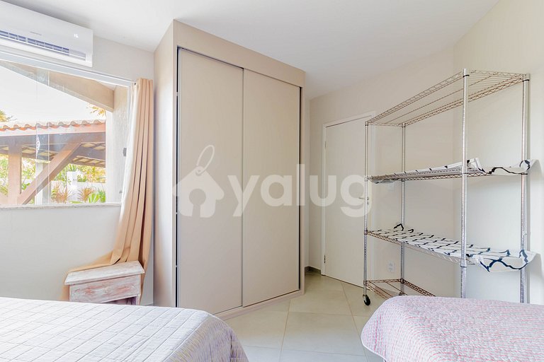 GB04 House with 7/4 Beachfront with Housekeeper Included