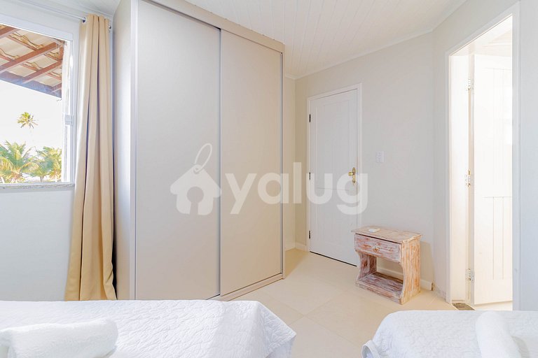 GB04 House with 7/4 Beachfront with Housekeeper Included