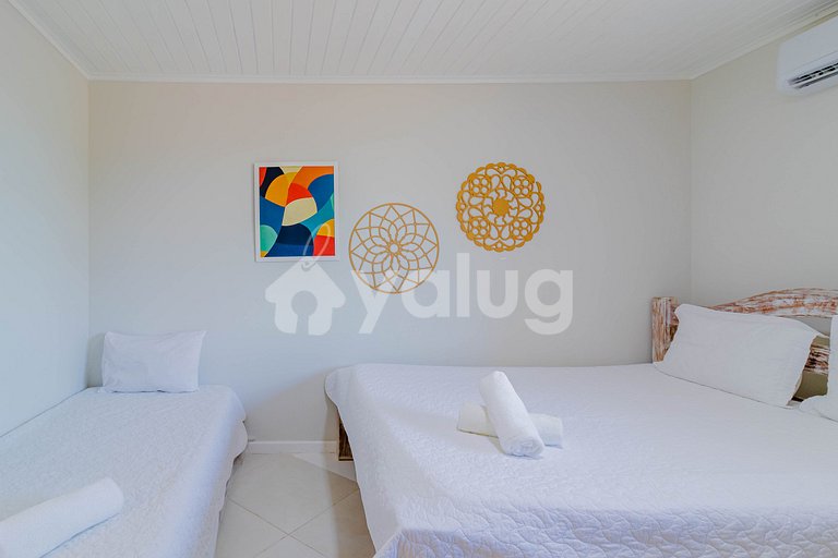 GB04 House with 7/4 Beachfront with Housekeeper Included