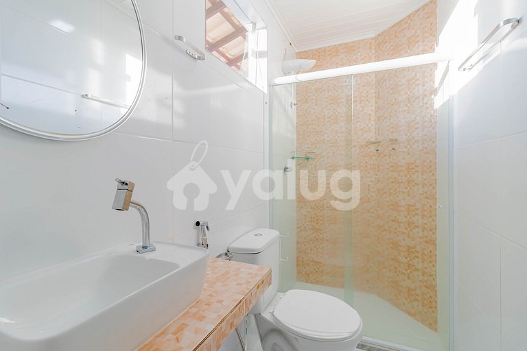 GB04 House with 7/4 Beachfront with Housekeeper Included