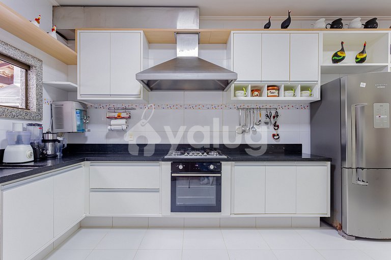 House 8 Suites 50m from the Beach with Maid Included Guaraju