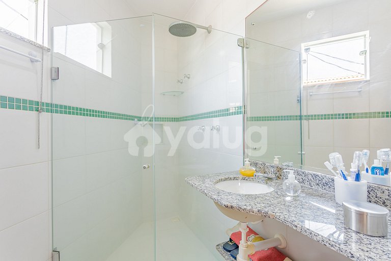 GB16 House 6 Suites 50m from the Beach - Cleaner Included