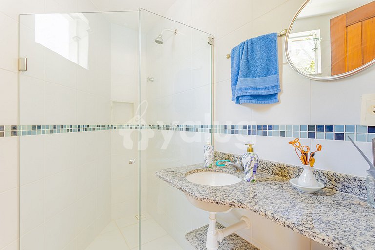 GB16 House 6 Suites 50m from the Beach - Cleaner Included