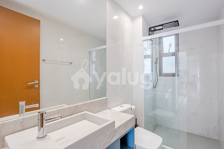Modern and Cozy Apt 600m from the Beach