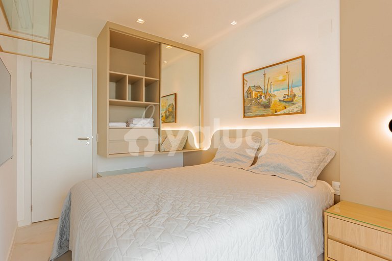 Bedroom and living room 150m from Farol da Barra Beach