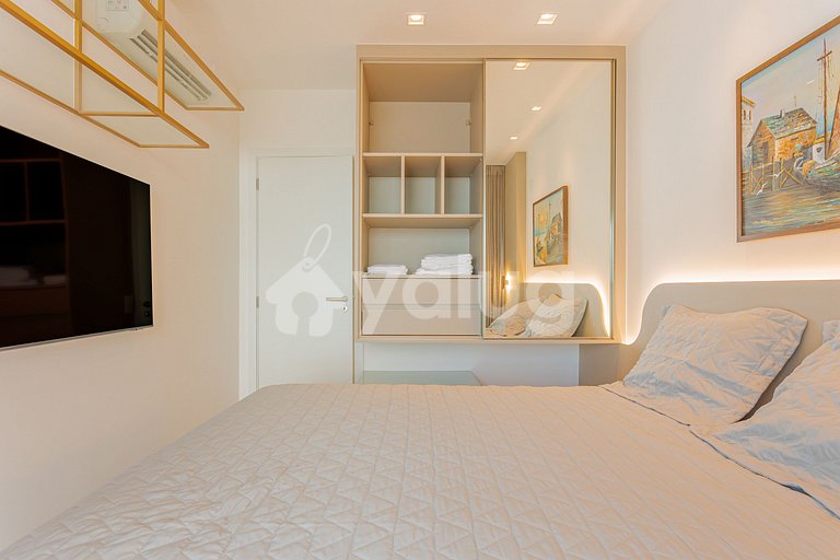 Bedroom and living room 150m from Farol da Barra Beach