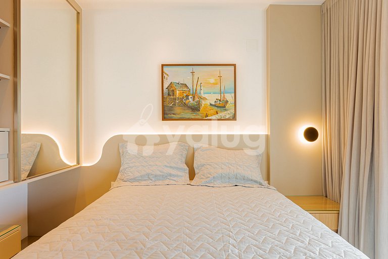 Bedroom and living room 150m from Farol da Barra Beach