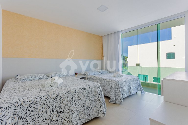 Excellent 7-Suite House 350m from the Beach