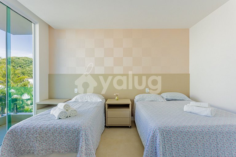 Excellent 7-Suite House 350m from the Beach