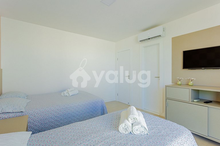 Excellent 7-Suite House 350m from the Beach - Maid Included