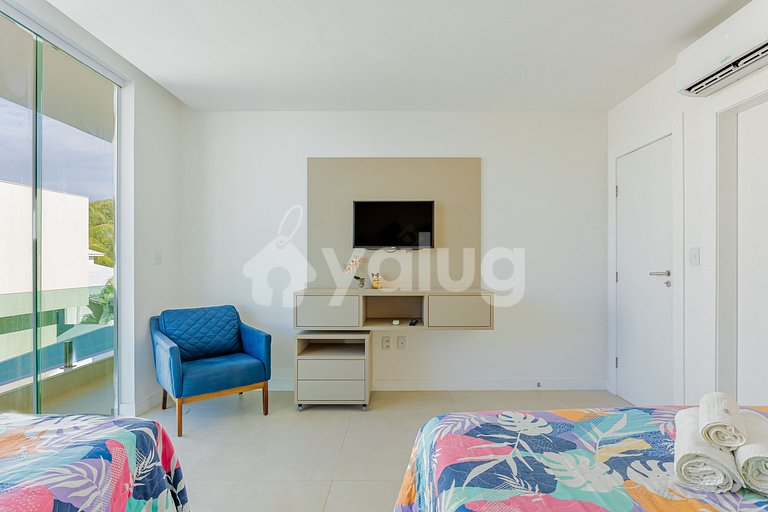 Excellent 7-Suite House 350m from the Beach