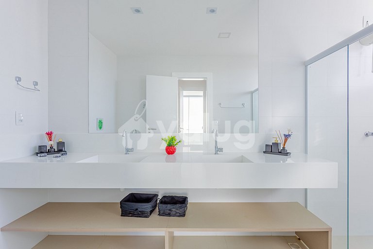 Excellent 7-Suite House 350m from the Beach