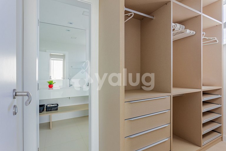 Excellent 7-Suite House 350m from the Beach