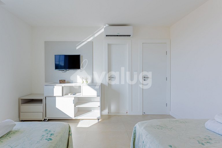 Excellent 7-Suite House 350m from the Beach