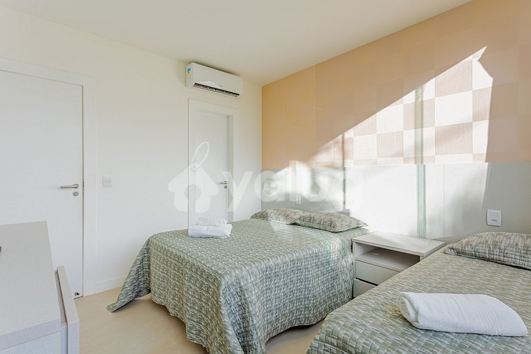 Excellent 7-Suite House 350m from the Beach