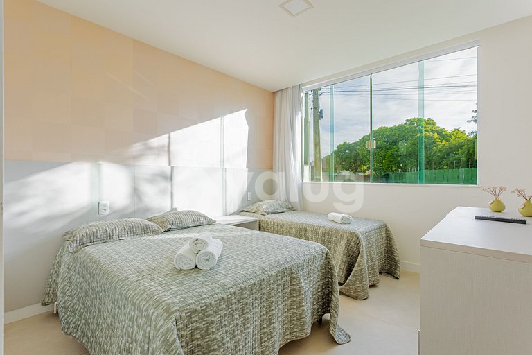 Excellent 7-Suite House 350m from the Beach