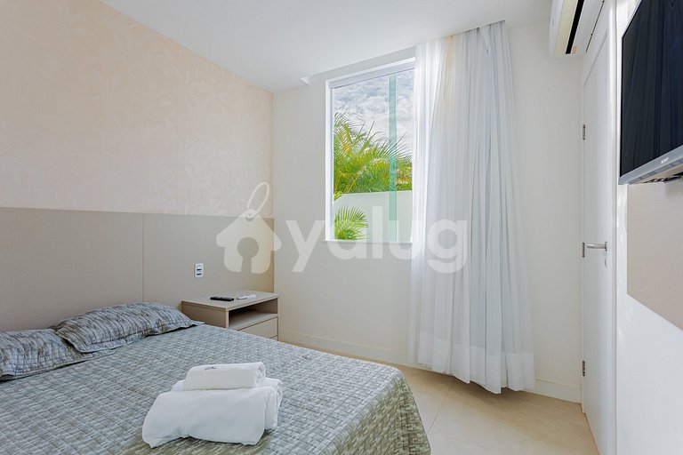 Excellent 7-Suite House 350m from the Beach - Maid Included