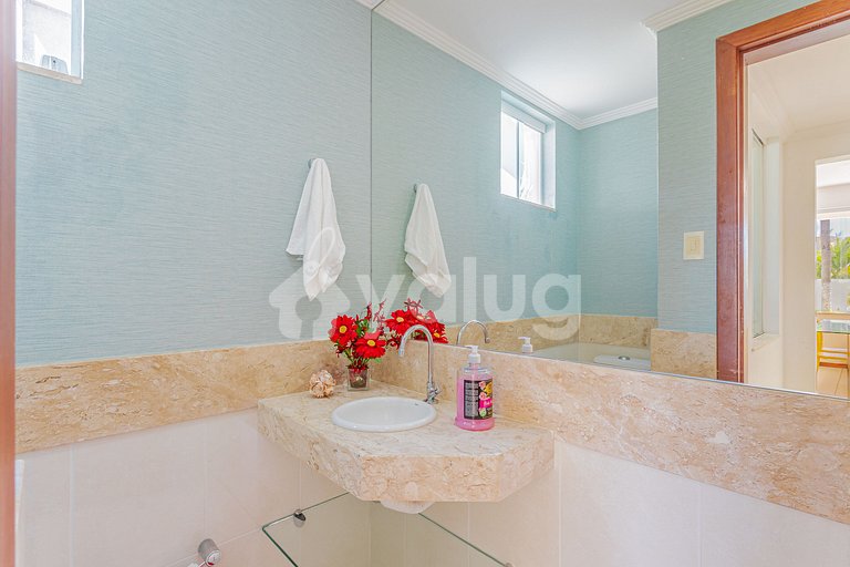 Excellent 4 Bedroom House 360m from Guarajuba Beach