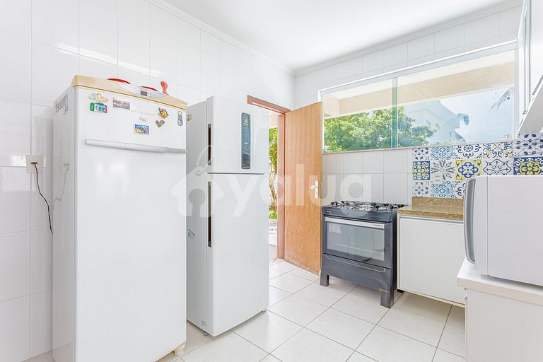 Excellent 4 Bedroom House 360m from Guarajuba Beach