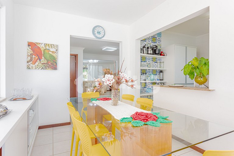 Excellent 4 Bedroom House 360m from Guarajuba Beach
