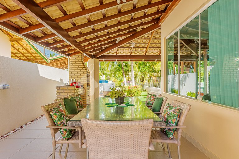 Excellent 4 Bedroom House 360m from Guarajuba Beach