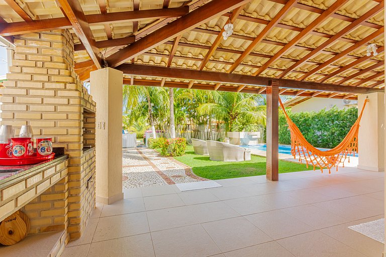 Excellent 4 Bedroom House 360m from Guarajuba Beach