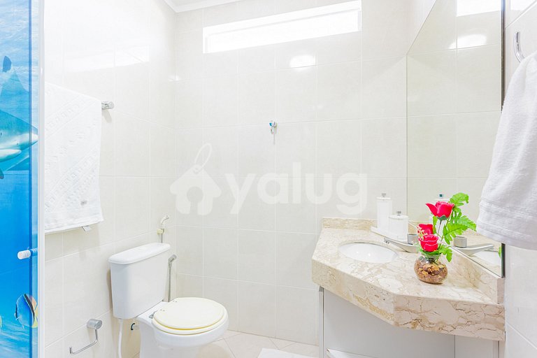 Excellent 4 Bedroom House 360m from Guarajuba Beach