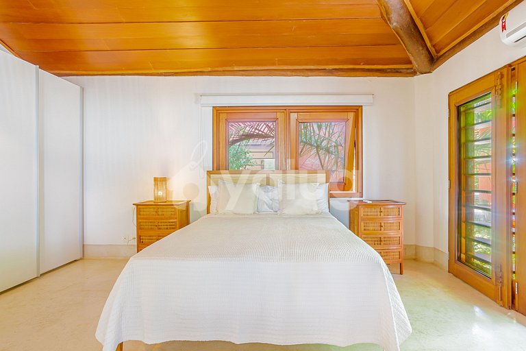 Excellent 7-Suite House, Right on the Beach - Busca Vida