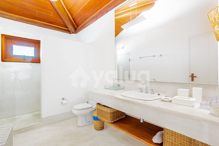Excellent 7-Suite House, Right on the Beach - Busca Vida