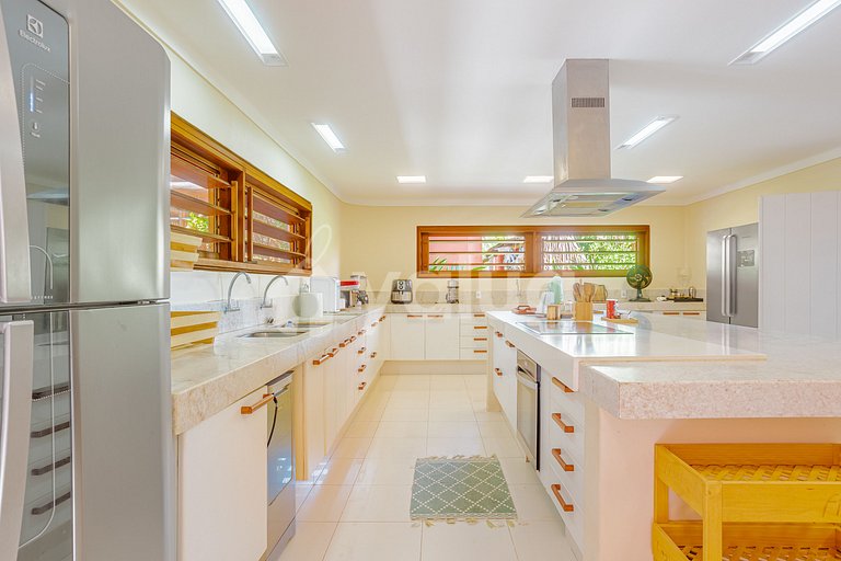 Excellent 7-Suite House, Right on the Beach - Busca Vida