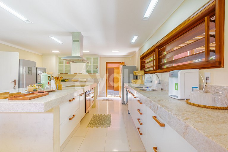 Excellent 7-Suite House, Right on the Beach - Busca Vida
