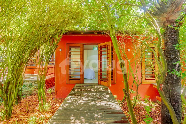 Excellent 4-Suite House, Right on the Beach - Busca Vida