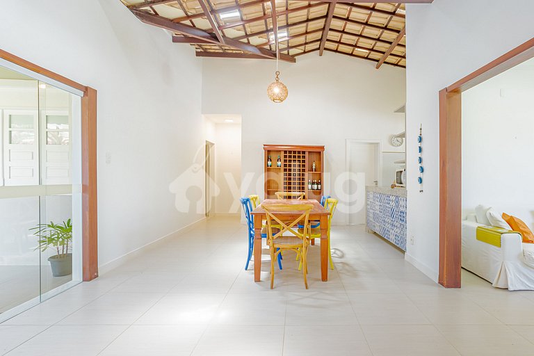 Linda casa com 4 suítes a 250m da praia de Guarajuba