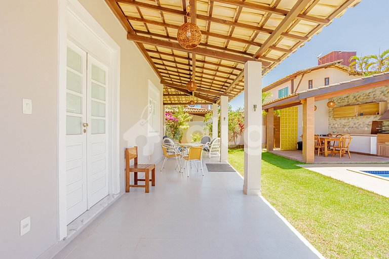 Linda casa com 4 suítes a 250m da praia de Guarajuba