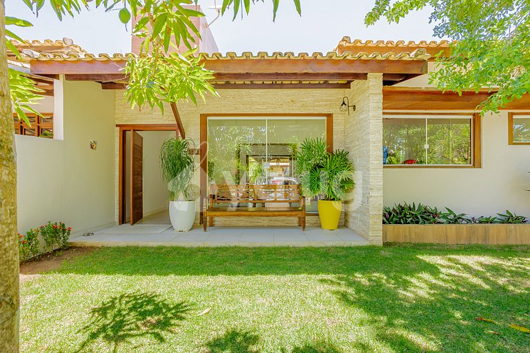 Linda casa com 4 suítes a 250m da praia de Guarajuba
