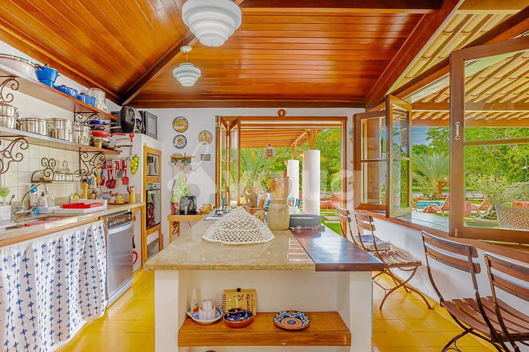 Excelente Casa a 200m da praia com 5/4 - Praia do Forte