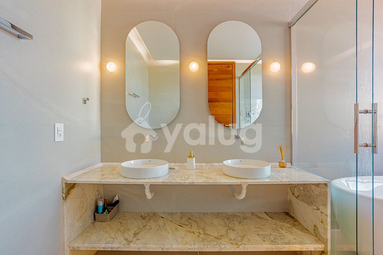 High-Standard House with 7 Suites - Praia do Forte