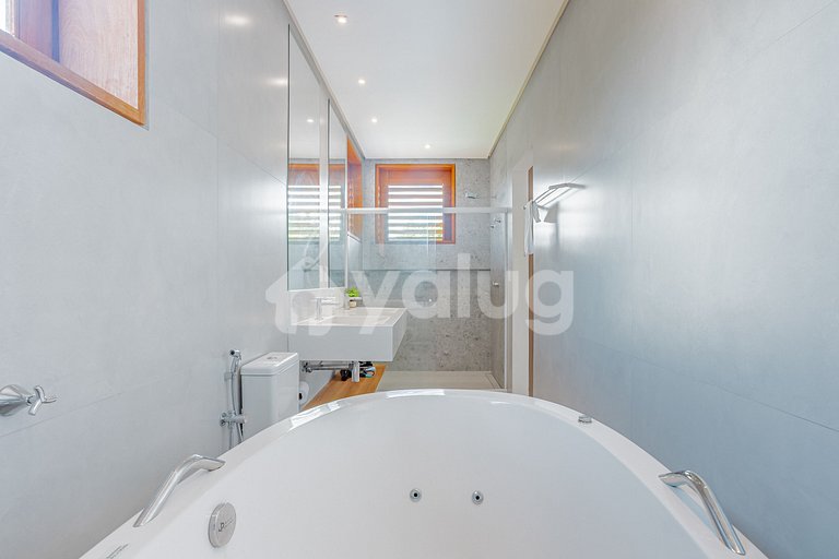 Linda Casa Alto Padrão 5 suítes com piscina Praia do Forte