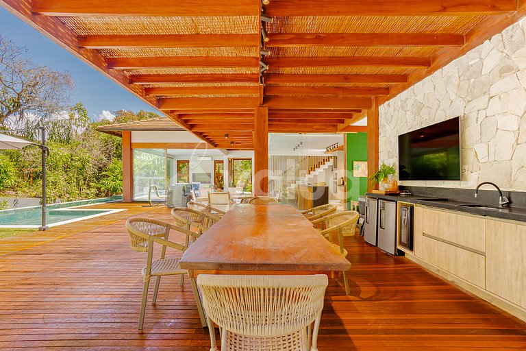 Linda Casa Alto Padrão 5 suítes com piscina Praia do Forte